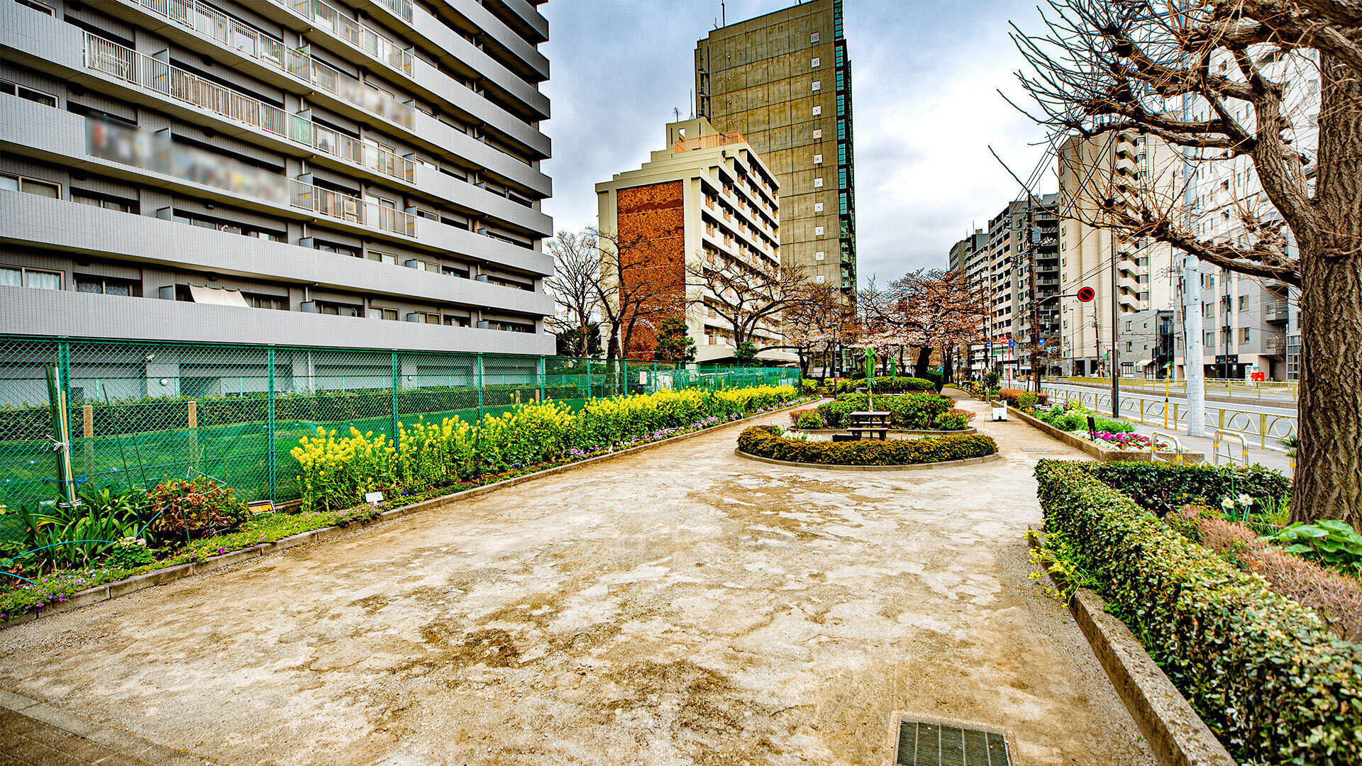 みなみ児童遊園（南側）